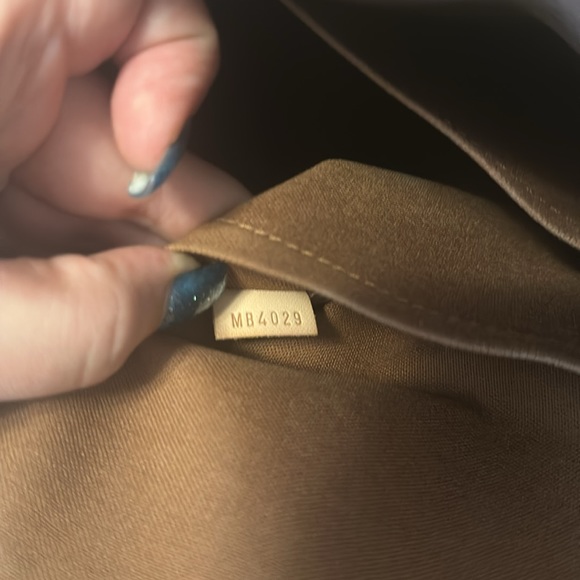 Authentic Louis Vuitton Tivoli GM - Picture 10 of 17